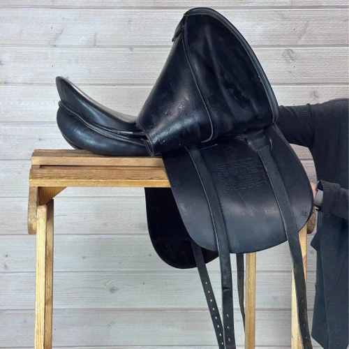 Used Stubben Portos Dressage Saddle 17.5/MW - Image 2