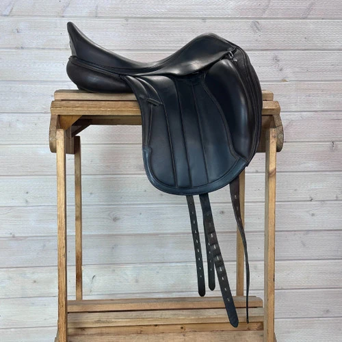 Used Equipe Viktoria Monoflap Dressage Saddle 17.5/W - Image 5
